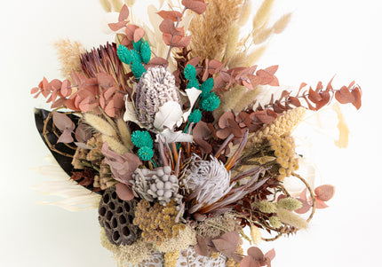 Aranjament Floral „Boho Azure” în Vază Ceramică Texturată – Compoziție Handmade cu Protea, Eucalipt Arămiu și Accente Turcoaz