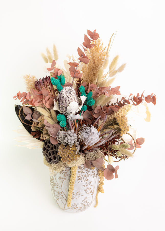 Aranjament Floral „Boho Azure” în Vază Ceramică Texturată – Compoziție Handmade cu Protea, Eucalipt Arămiu și Accente Turcoaz