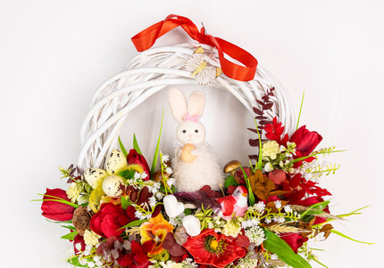 Coroniță florală de Paște „Easter Nest” – decor festiv cu iepuraș, flori și accente naturale