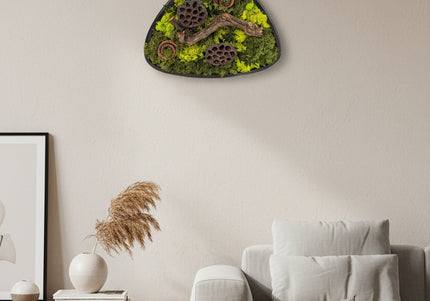 Terariu Biophilic „Emerald Basin” – Aranjament Handmade cu Licheni Stabilizați și Lotus în Vas Ceramic Triunghiular