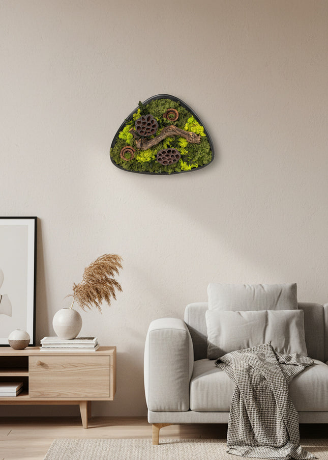 Terariu Biophilic „Emerald Basin” – Aranjament Handmade cu Licheni Stabilizați și Lotus în Vas Ceramic Triunghiular