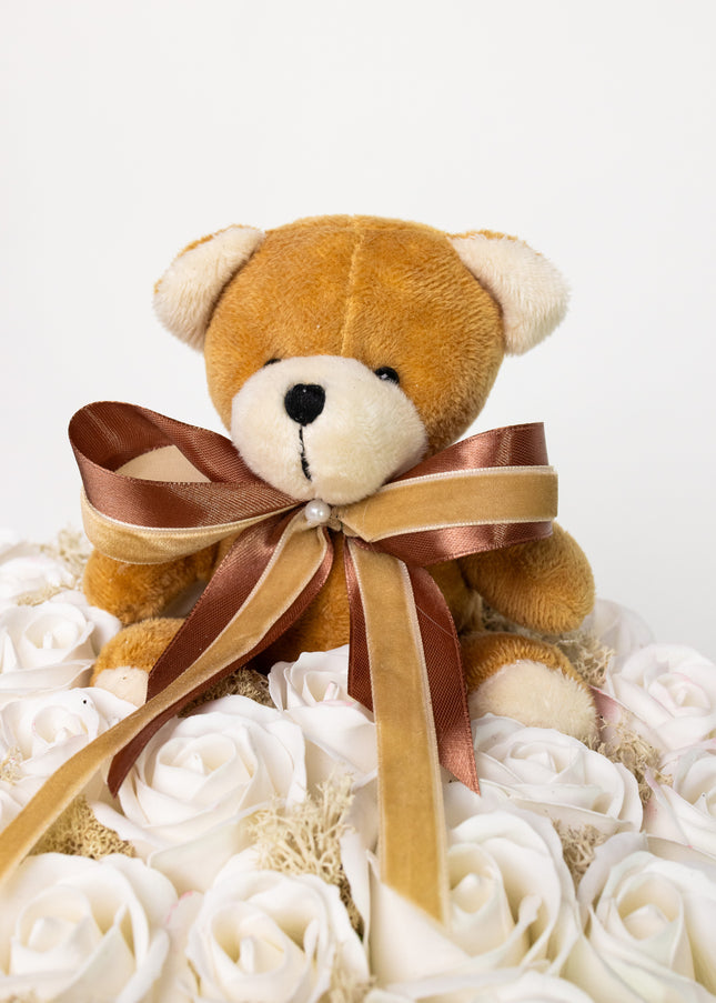 Aranjament Lux Trandafiri Săpun Albi și Ursulet Catifea