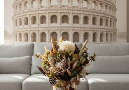 Aranjament Floral „Autumn Majesty” în Vază Ceramică Texturată – Compoziție Premium cu Protea King, Banksia și Accente Aurii