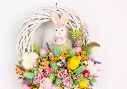 Coroniță florală de Paște „Sweet Bunny” – decor festiv cu iepuraș, flori pastel și accente jucăușe