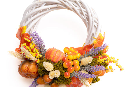 Coroniță Handmade „Golden Harvest” – Aranjament Rustic pe Răchită Albă cu Lavandă, Dovleci și Fructe de Pădure