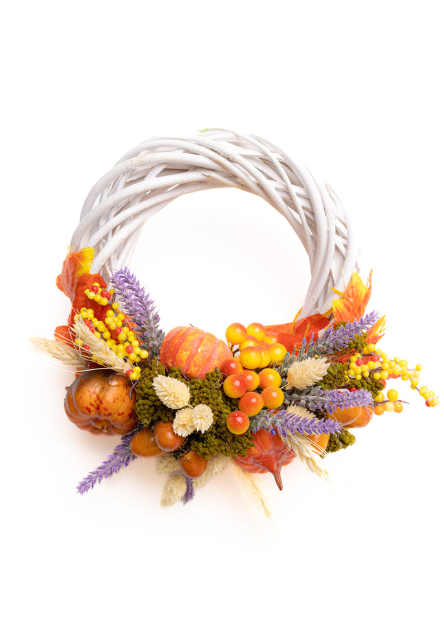Coroniță Handmade „Golden Harvest” – Aranjament Rustic pe Răchită Albă cu Lavandă, Dovleci și Fructe de Pădure