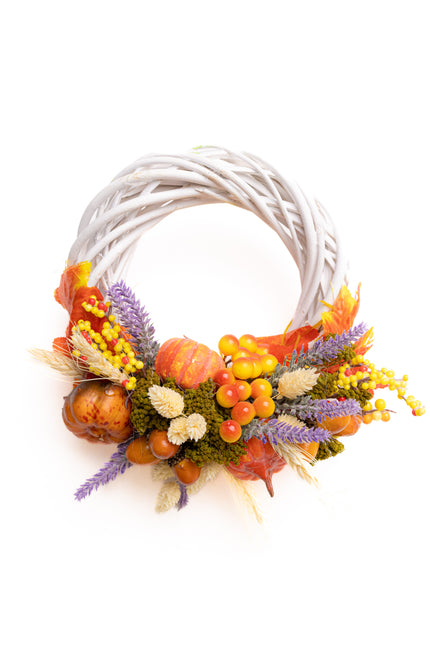 Coroniță Handmade „Golden Harvest” – Aranjament Rustic pe Răchită Albă cu Lavandă, Dovleci și Fructe de Pădure