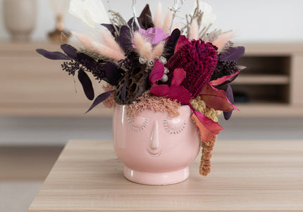 Aranjament Floral „Pink Reverie” în Vas Sculptural Roz – Decor Handmade cu Banksia Purpurie, Flori Criogenate și Accente Catifelate