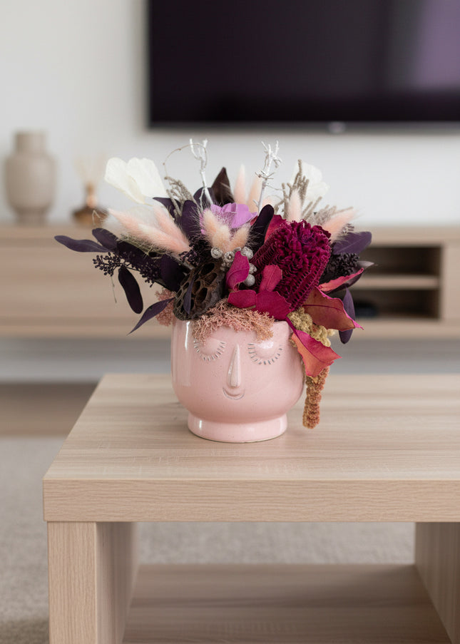 Aranjament Floral „Pink Reverie” în Vas Sculptural Roz – Decor Handmade cu Banksia Purpurie, Flori Criogenate și Accente Catifelate