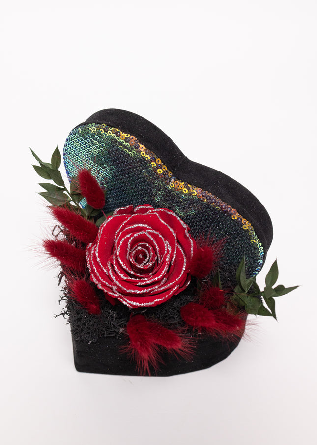 Aranjament Inimă Paiete & Catifea, Trandafir Criogenat Roșu cu Argintiu