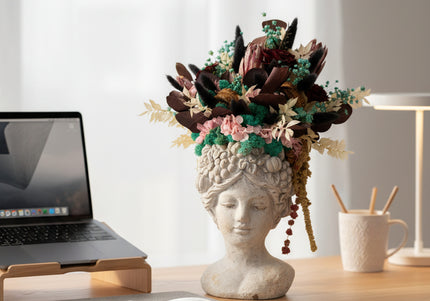 Aranjament floral „Velvet Muse” în bust sculptural – protea, hortensie și accente botanice