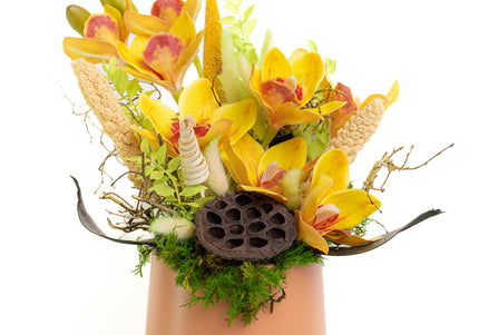 Aranjament Floral „Cymbidium Gold” în Vas Mat – Creație Handmade cu Orhidee Galbene și Accente Botanice Exotice