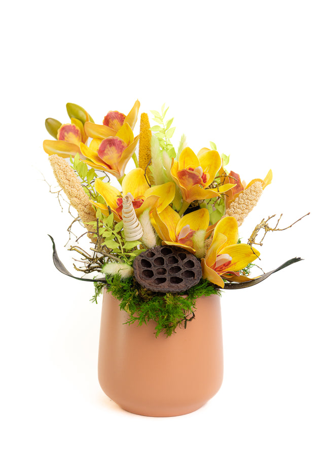 Aranjament Floral „Cymbidium Gold” în Vas Mat – Creație Handmade cu Orhidee Galbene și Accente Botanice Exotice