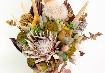 Aranjament Floral „Autumn Majesty” în Vază Ceramică Texturată – Compoziție Premium cu Protea King, Banksia și Accente Aurii