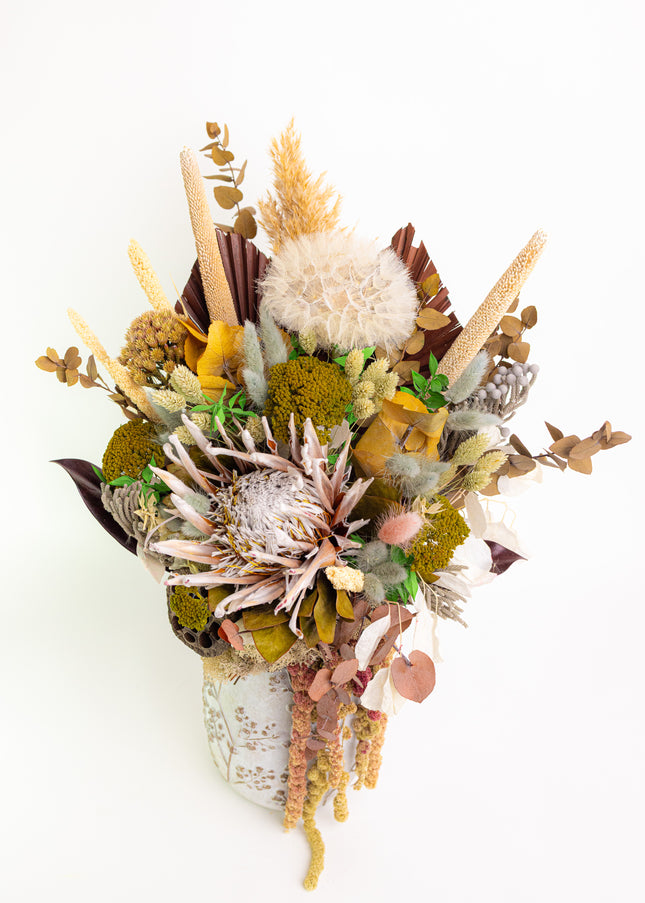 Aranjament Floral „Autumn Majesty” în Vază Ceramică Texturată – Compoziție Premium cu Protea King, Banksia și Accente Aurii