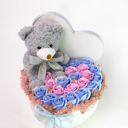 Aranjament Inimă Lux Trandafiri Roz-Albastru & Ursuleț