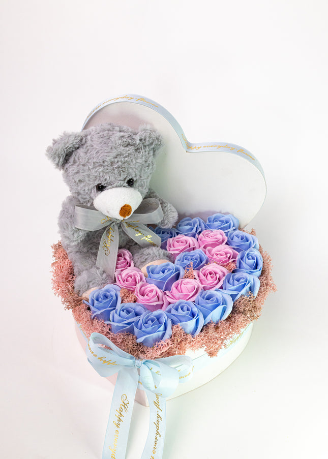 Aranjament Inimă Lux Trandafiri Roz-Albastru & Ursuleț