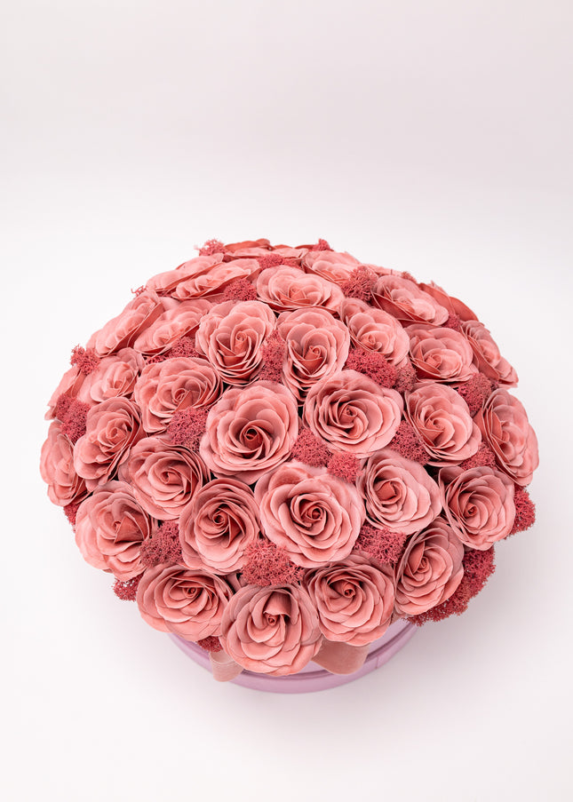 Aranjament de lux cu 55 Trandafiri de Săpun Roz Prăfuit