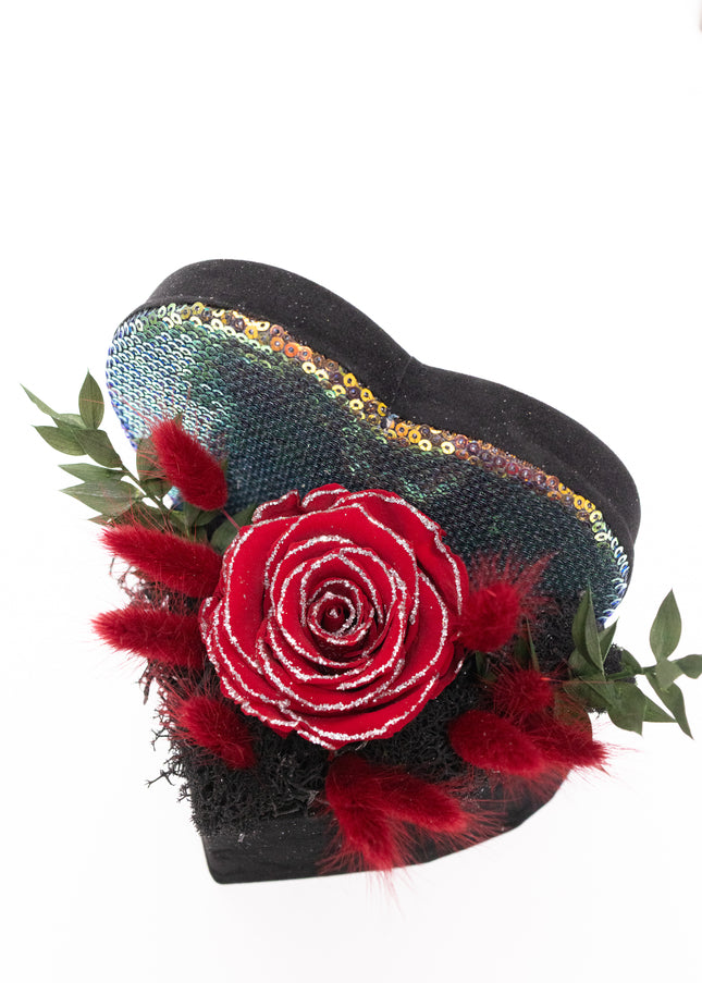 Aranjament Inimă Paiete & Catifea, Trandafir Criogenat Roșu cu Argintiu