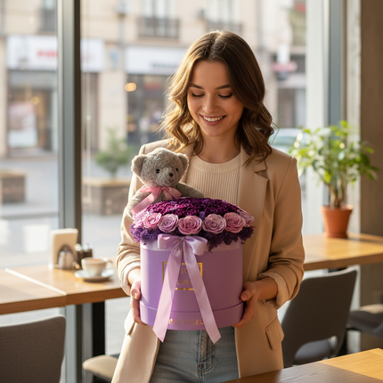 Aranjament Lux Trandafiri Săpun Violet-Roz, Ursulet Gri
