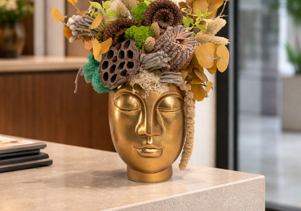 Aranjament Floral „Zen Reflection” în Vas Sculptural Auriu – Compoziție Handmade cu Lotus, Banksia și Licheni Vibrant