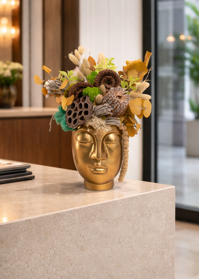 Aranjament Floral „Zen Reflection” în Vas Sculptural Auriu – Compoziție Handmade cu Lotus, Banksia și Licheni Vibrant
