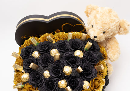 Aranjament Inimă "Black & Gold": 41 Trandafiri, Ciocolată & Ursuleț