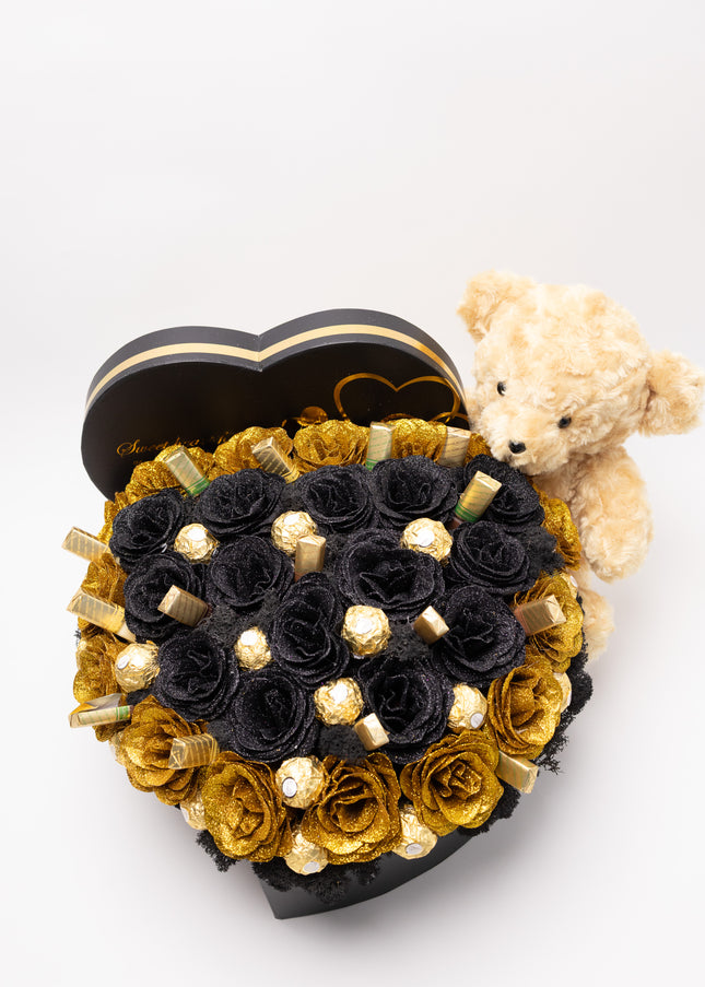 Aranjament Inimă "Black & Gold": 41 Trandafiri, Ciocolată & Ursuleț