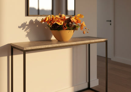 Aranjament Floral „Golden Orchid” în Vas Ceramic – Compoziție cu Orhidee Galbene, Licheni și Elemente Naturale Conservate