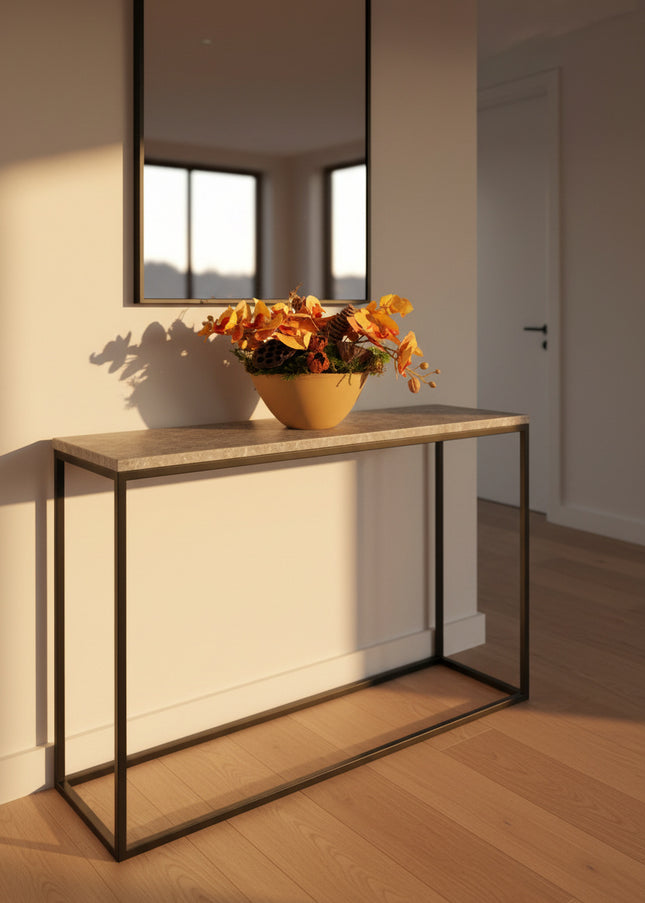 Aranjament Floral „Golden Orchid” în Vas Ceramic – Compoziție cu Orhidee Galbene, Licheni și Elemente Naturale Conservate