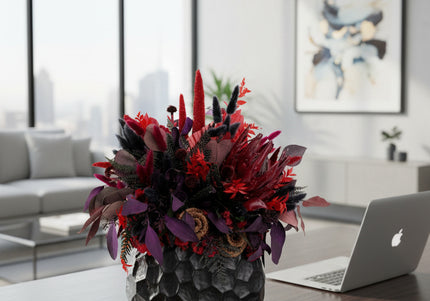 Aranjament Floral „Crimson Night” în Vas Negru Texturat – Compoziție Luxury cu Protea King, Plante Criogenate și Accente Gotic-Chic