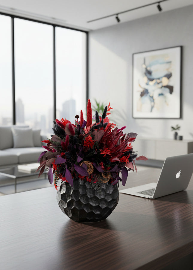 Aranjament Floral „Crimson Night” în Vas Negru Texturat – Compoziție Luxury cu Protea King, Plante Criogenate și Accente Gotic-Chic