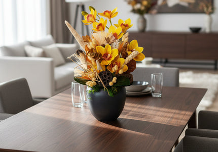 Aranjament floral „Amber Bloom” în vas ceramic – orhidee galbene și accente naturale