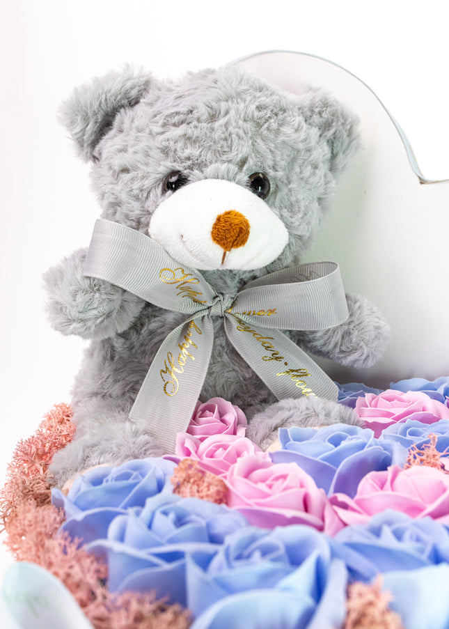 Aranjament Inimă Lux Trandafiri Roz-Albastru & Ursuleț