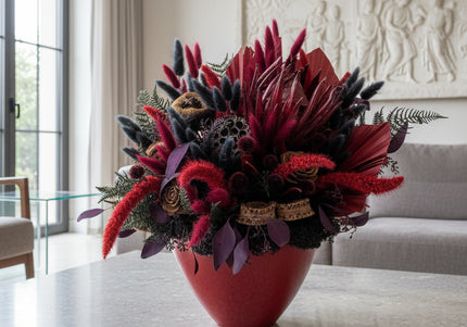 Aranjament Floral „Scarlet Royalty” în Vas Bordo – Compoziție Luxury cu Protea King, Evantai Palmier și Accente Negru Abis