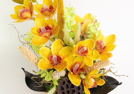 Aranjament Floral „Cymbidium Gold” în Vas Mat – Creație Handmade cu Orhidee Galbene și Accente Botanice Exotice