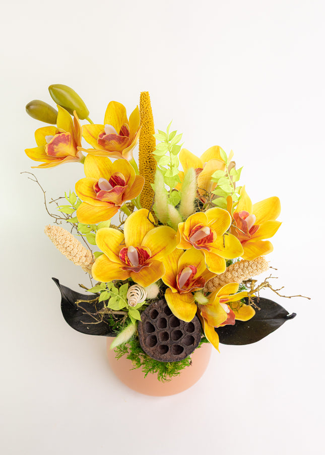 Aranjament Floral „Cymbidium Gold” în Vas Mat – Creație Handmade cu Orhidee Galbene și Accente Botanice Exotice