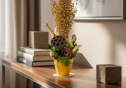 Aranjament Floral „Harvest Whisper” în Vas Galben – Compoziție Verticală cu Plante Uscate de Câmp, Lotus și Licheni