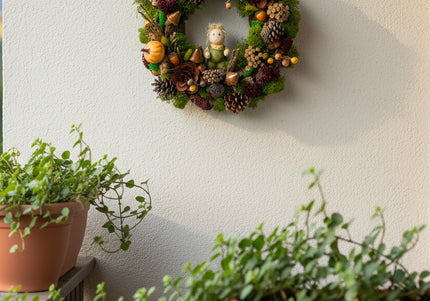 Coroniță Decorativă „Spiritul Pădurii” – Aranjament Handmade cu Mușchi Stabilizat, Conuri și Figurină