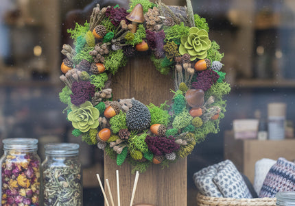Coroniță Handmade „Prietenii Pădurii” cu Arici și Licheni – Decor Artizanal din Mușchi Stabilizat și Elemente Naturale