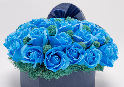 Aranjament "Blue Sapphire" în Cutie Inimă bleumarin