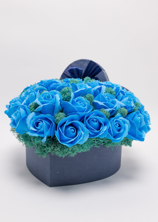 Aranjament "Blue Sapphire" în Cutie Inimă bleumarin