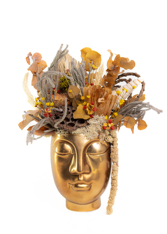 Aranjament Floral „Golden Muse” în Vas Sculptural Auriu – Decor de Lux cu Flori Uscate, Eucalipt și Accente Solare