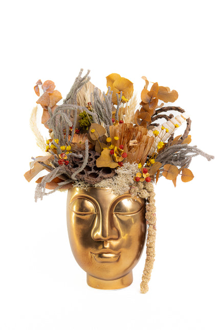 Aranjament Floral „Golden Muse” în Vas Sculptural Auriu – Decor de Lux cu Flori Uscate, Eucalipt și Accente Solare