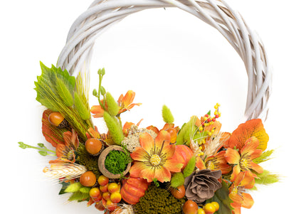Coroniță Handmade „Autumn Glow” – Aranjament Floral pe Bază de Răchită Albă cu Flori de Dovleac și Spice