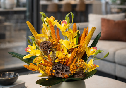 Aranjament floral „Sunset Glow” în vas ceramic – orhidee galbene și accente calde