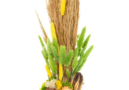 Aranjament Floral „Harvest Whisper” în Vas Galben – Compoziție Verticală cu Plante Uscate de Câmp, Lotus și Licheni
