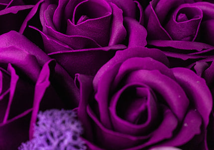 Aranjament Lux Trandafiri Artizanali Violet-Roz, Ursulet Gri