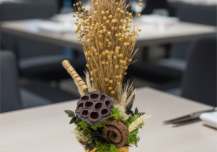 Aranjament Floral „Harvest Whisper” în Vas Galben – Compoziție Verticală cu Plante Uscate de Câmp, Lotus și Licheni