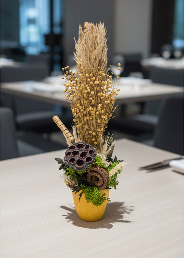 Aranjament Floral „Harvest Whisper” în Vas Galben – Compoziție Verticală cu Plante Uscate de Câmp, Lotus și Licheni